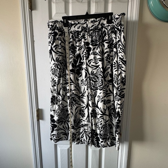 Knox Rose Pants - Knox Rose Black and White Floral A-Line pants croped